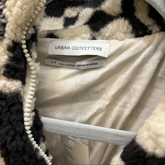 Small - Black & White Olivia Print Sherpa Jacket - Picture 12 of 16